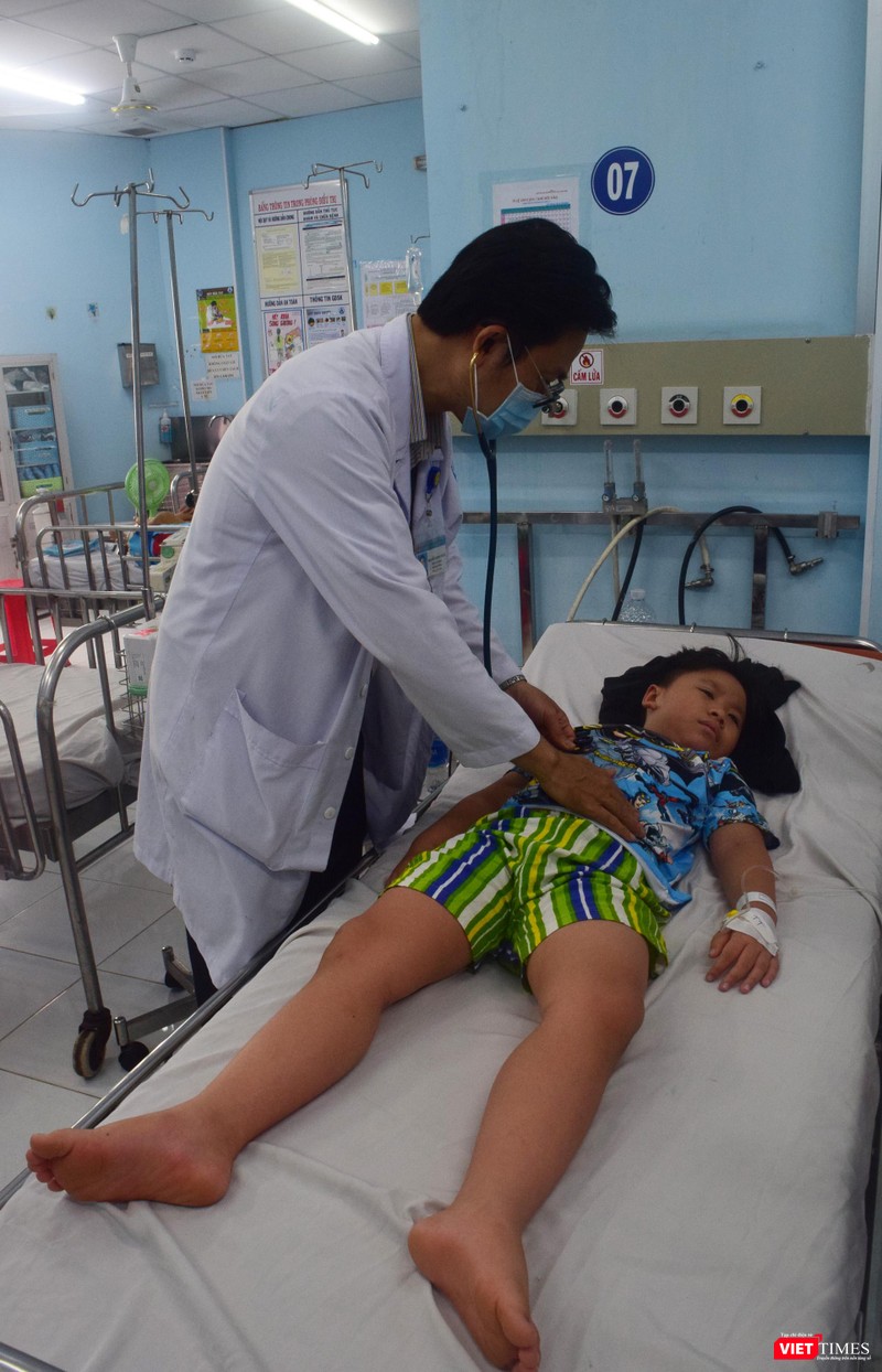 Gia đình bệnh nhi này cho biết trong nhà có 2 con thì cả 2 bé cùng mắc sốt xuất huyết và phải nhập viện vào hai bệnh viện khác nhau, ba mẹ phải chia nhau nghỉ làm để chăm nuôi hai con