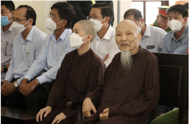 Ông Lê Tùng Vân (phải) tại toà. Ảnh: Hoàng Nam (VNE)