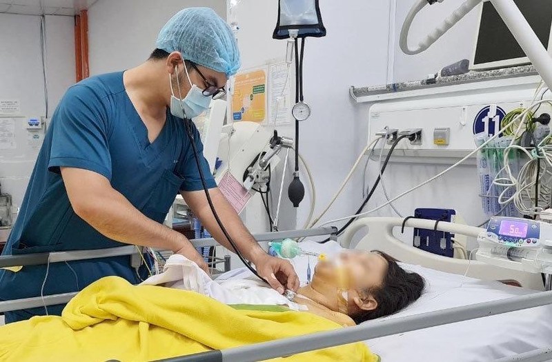 Bác sĩ khám bệnh cho bệnh nhân tại BVĐK TP. Cần Thơ