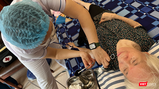 Đến tận nhà để tiêm cho người dân cao tuổi, không thể đi lại được Đến tận nhà để tiêm cho người dân cao tuổi, không thể đi lại được