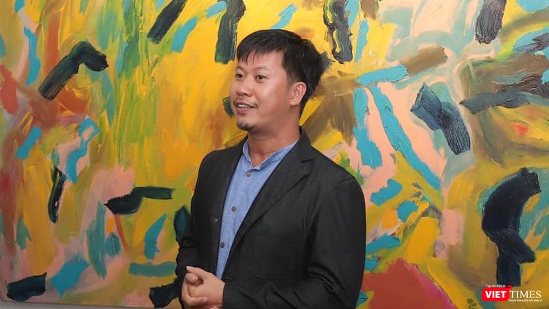 Tác giả Bùi Quang Viễn tại triển lãm đầu tiên mang tên Improvisation (tạm dịch: Ứng tác) trưng bày 29 tranh theo trường phái trừu tượng tại phòng tranh Alpha Art Station