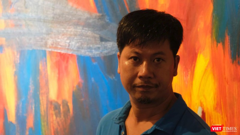Tác giả Bùi Quang Viễn trước một tác phẩm tranh với chủ đề "Ứng tác" bị buộc tiêu hủy Tác giả Bùi Quang Viễn trước một tác phẩm tranh với chủ đề "Ứng tác" bị buộc tiêu hủy