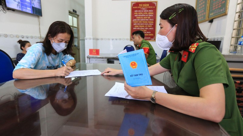 Khi công dân xuất trình thẻ Căn cước công dân theo yêu cầu, cơ quan, tổ chức, cá nhân có thẩm quyền không được yêu cầu công dân xuất trình thêm giấy tờ khác.