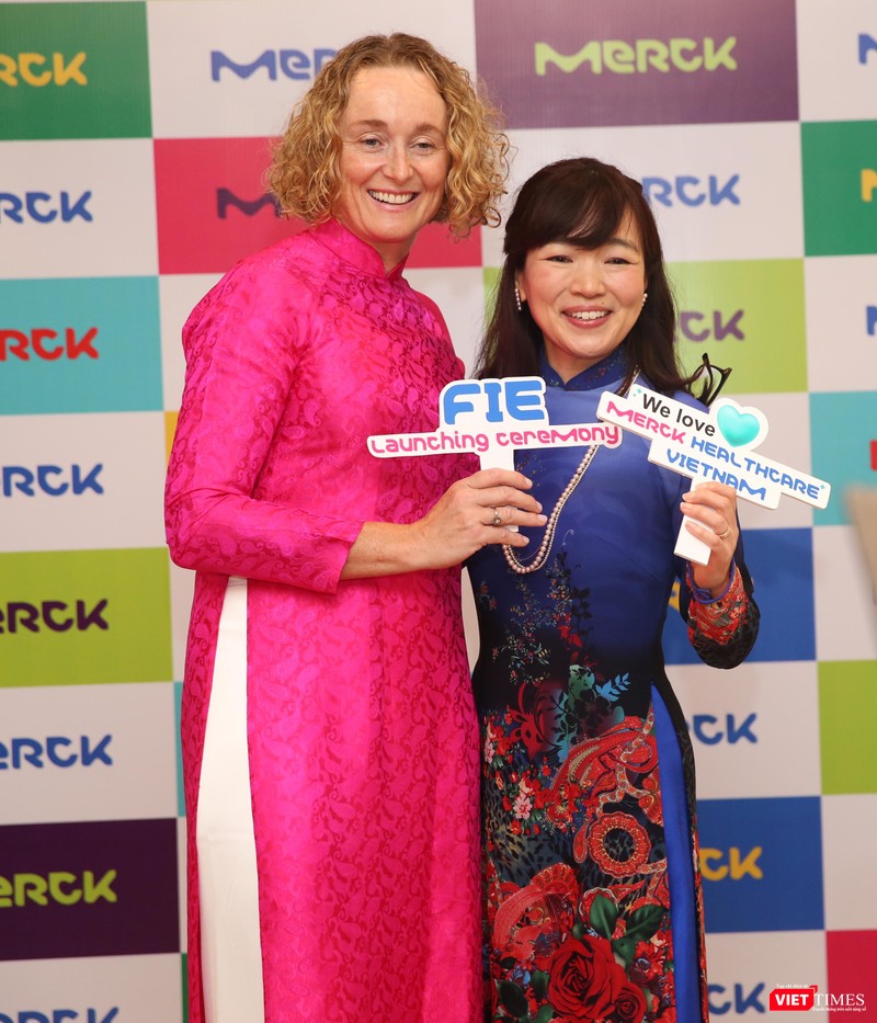 Bà Liz Henderson - Phó chủ tịch Merck Healthcare khu vực châu Á TBD (áo dài hồng) và bà Hideko Ikeda - TGĐ Merck Healthcare VN