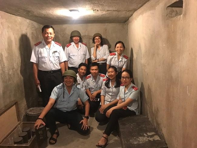 Các đơn vị, cơ quan đến tham quan, chụp ảnh tại căn hầm bí mật trong quán cà phê Biệt động Sài Gòn.