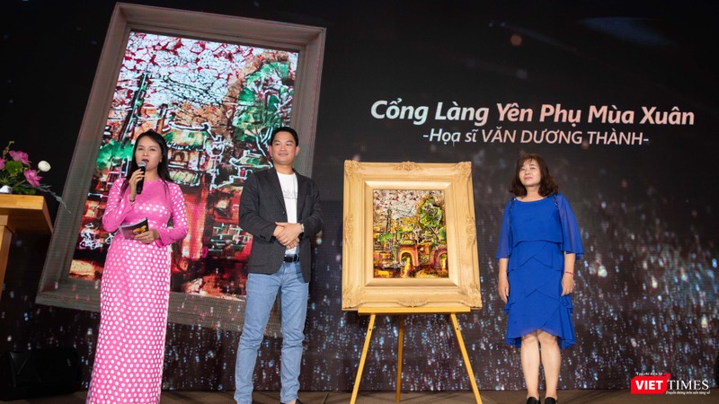 Bức tranh “Cổng làng Yên Phụ mùa xuân” của họa sĩ Dương Văn Thành, được đại diện gia đình gửi tặng BTC để tổ chức đấu giá, quyên góp cho hoạt động trồng rừng