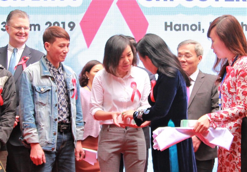 Nhận thuốc ARV từ BHYT: Giảm gánh nặng tài chính cho bệnh nhân HIV/AIDS