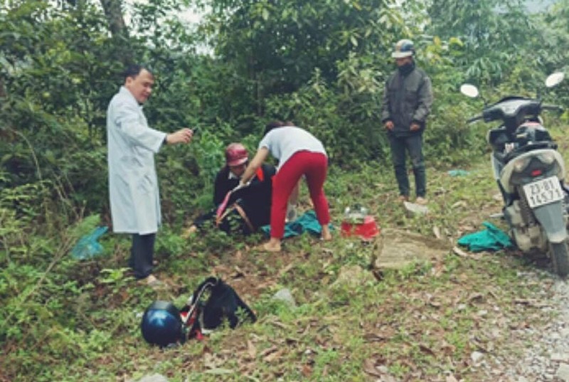 Bác sĩ hỗ trợ chị Sàng ngay tại bìa rừng (Ảnh: BVCC) Bác sĩ hỗ trợ chị Sàng ngay tại bìa rừng (Ảnh: BVCC)