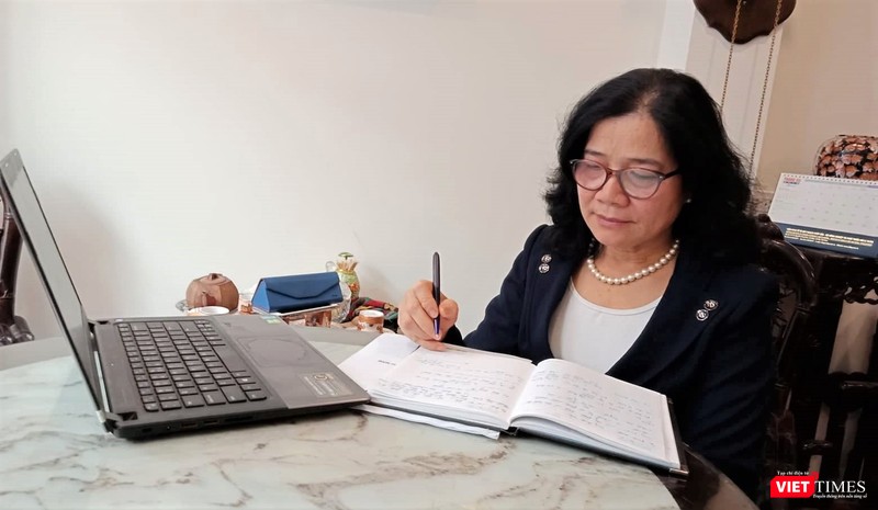 TS Trần Thị Dung làm việc tại nhà riêng