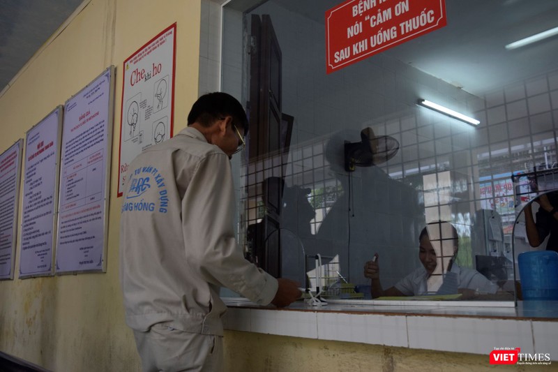 Người nghiện ma túy tới cơ sở điều trị Methadone uống thuốc