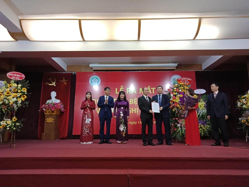 Giám đốc Bệnh viện Bạch Mai trao quyết định thành lập Trung tâm Bệnh nhiệt đới cho PGS.TS. Đỗ Duy Cường Giám đốc Bệnh viện Bạch Mai trao quyết định thành lập Trung tâm Bệnh nhiệt đới