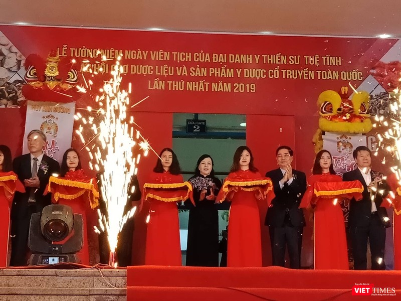 Lễ cắt băng khai mạc hội chợ