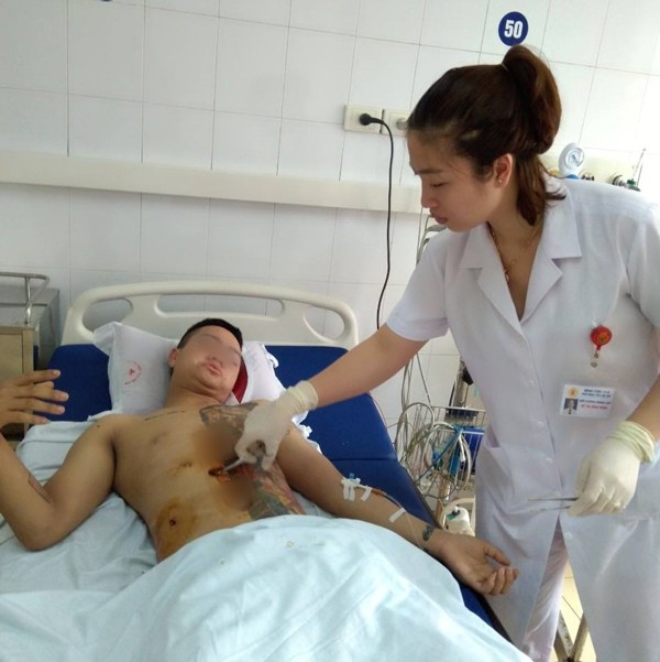 Bác sĩ bệnh viện 198 chăm sóc bệnh nhân sau mổ Bác sĩ bệnh viện 198 chăm sóc bệnh nhân sau mổ