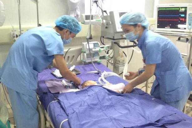 Bác sĩ của Bệnh viện chăm sóc cho bé trai