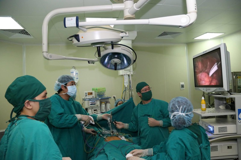 Bác sĩ Bệnh viện đa khoa Đức Giang thực hiện phẫu thuật nội soi