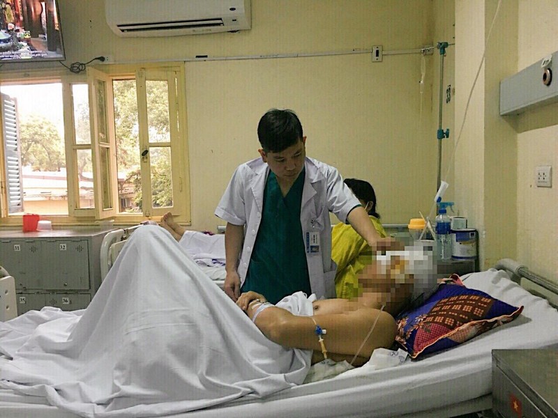 Bác sĩ chăm sóc cho bệnh nhân sau mổ