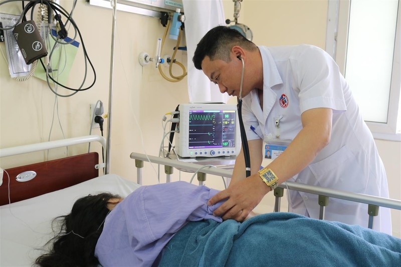 Bác sĩ chăm sóc cho nữ bệnh nhân