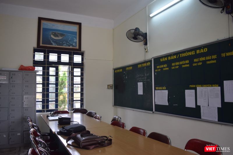 Phòng làm việc của giáo viên tại dãy nhà được cho là đã xuống cấp Phòng làm việc của giáo viên tại dãy nhà được cho là đã xuống cấp