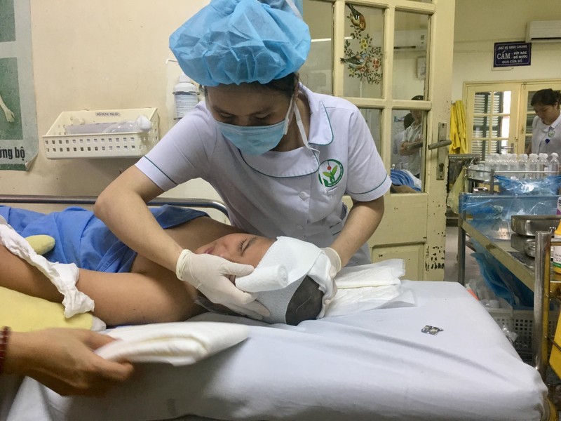 Bác sĩ Bệnh viện Hữu nghị Việt Đức chăm sóc cho S. Bác sĩ Bệnh viện Hữu nghị Việt Đức chăm sóc cho S.