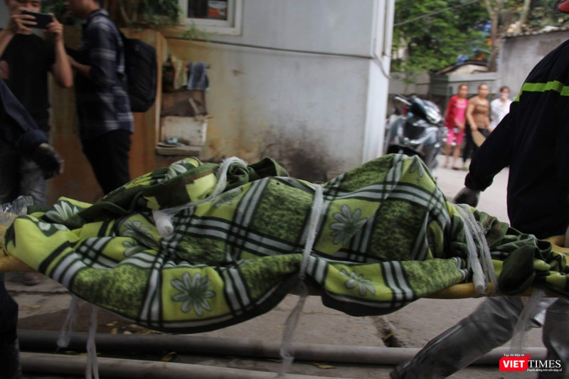 Lực lượng chức năng chuyển thi thể nạn nhân ra khỏi hiện trường.