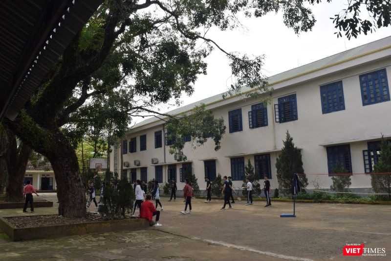 Học sinh nhà trường tập thể dục