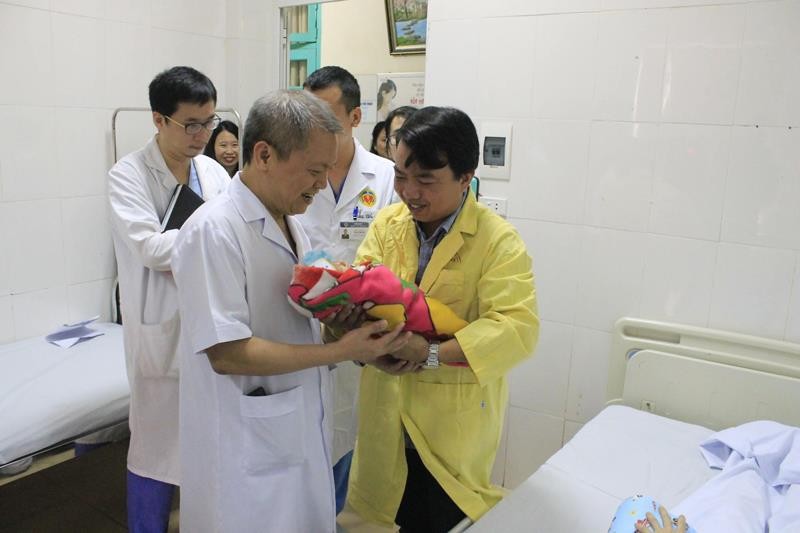 GS.TS Lê Ngọc Thành - Giám đốc Bệnh viện E thăm mẹ con chị H. sáng 17/4.