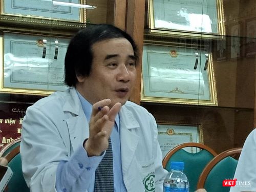 PGS.TS Nguyễn Văn Chi, Phó Trưởng khoa Cấp cứu A9, Bệnh viện Bạch Mai chia sẻ về nguy cơ với sức khỏe trong mùa nắng nóng chiều 23/4. PGS.TS Nguyễn Văn Chi, Phó Trưởng khoa Cấp cứu A9, Bệnh viện Bạch Mai chia sẻ về nguy cơ với sức khỏe trong mùa nắng nóng chiều 23/4.