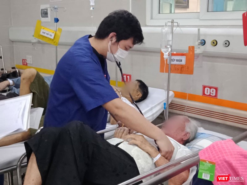 Bác sĩ cấp cứu cho bệnh nhân cao tuổi trong ngày nắng nóng Bác sĩ cấp cứu cho bệnh nhân cao tuổi trong ngày nắng nóng