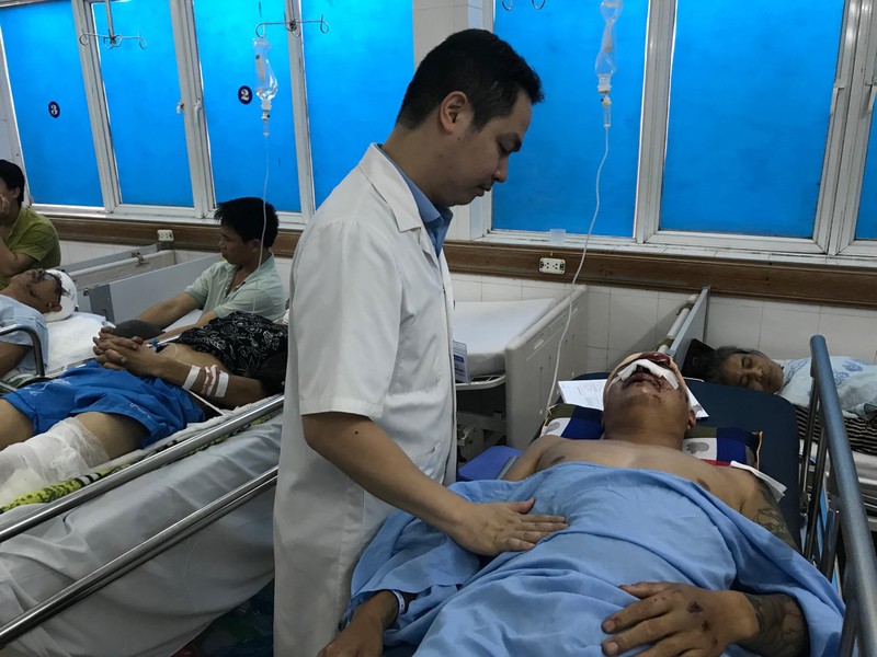 Bác sĩ của Bệnh viện Hữu nghị Việt Đức khám cho bệnh nhân tai nạn giao thông nhập viện.