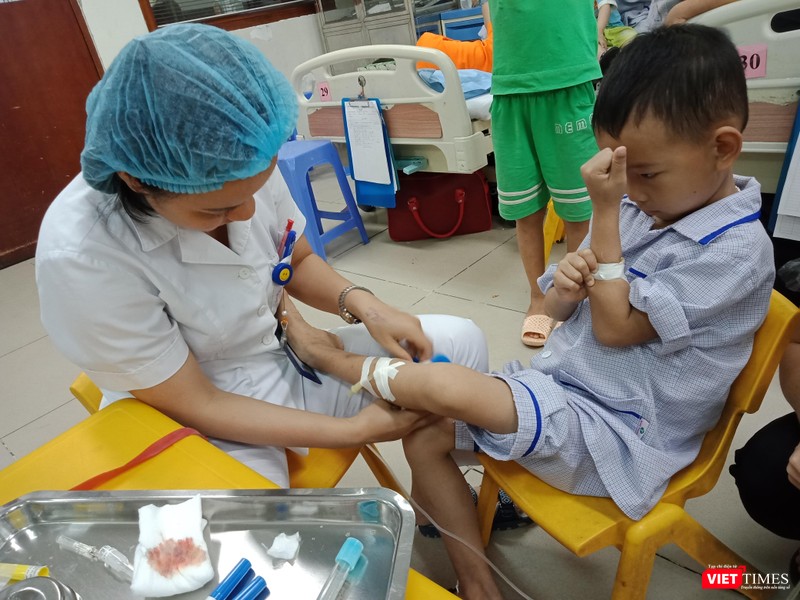 Bác sĩ chuẩn bị truyền dịch cho bệnh nhi mắc Thalassemia. Bác sĩ chuẩn bị truyền dịch cho bệnh nhi mắc Thalassemia.