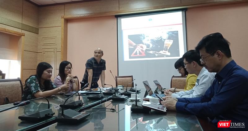 Ông Nguyễn Huy Quang - Vụ trưởng Vụ Pháp chế (Bộ Y tế) phát biểu tại buổi họp