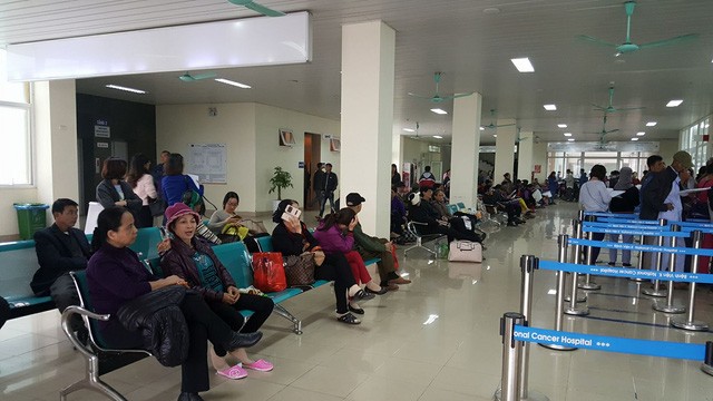 Bệnh nhân chờ khám tại Bệnh viện K