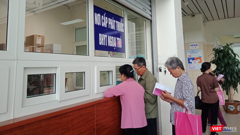Người dân nhận thuốc theo diện bảo hiểm y tế.