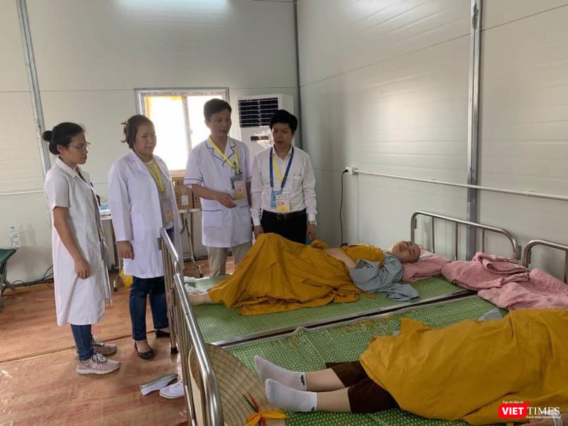 Ông Nguyễn Trọng Khoa - Phó Cục trưởng Cục Quản lý Khám, chữa bệnh (Bộ Y tế) cùng các bác sĩ kiểm tra việc chăm sóc, cấp cứu bệnh nhân tại Đại lễ VESAK 2019.