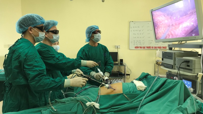 Bác sĩ Bệnh viện K phẫu thuật cho bệnh nhân.