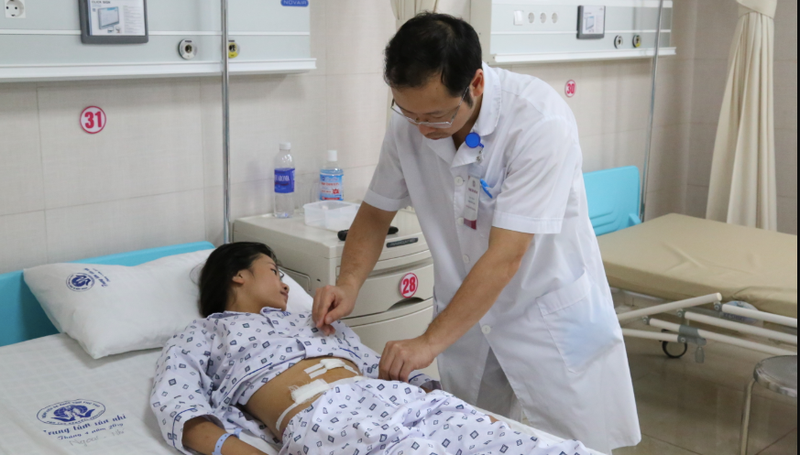 Bác sĩ thăm khám cho T. sau phẫu thuật Bác sĩ thăm khám cho T. sau phẫu thuật