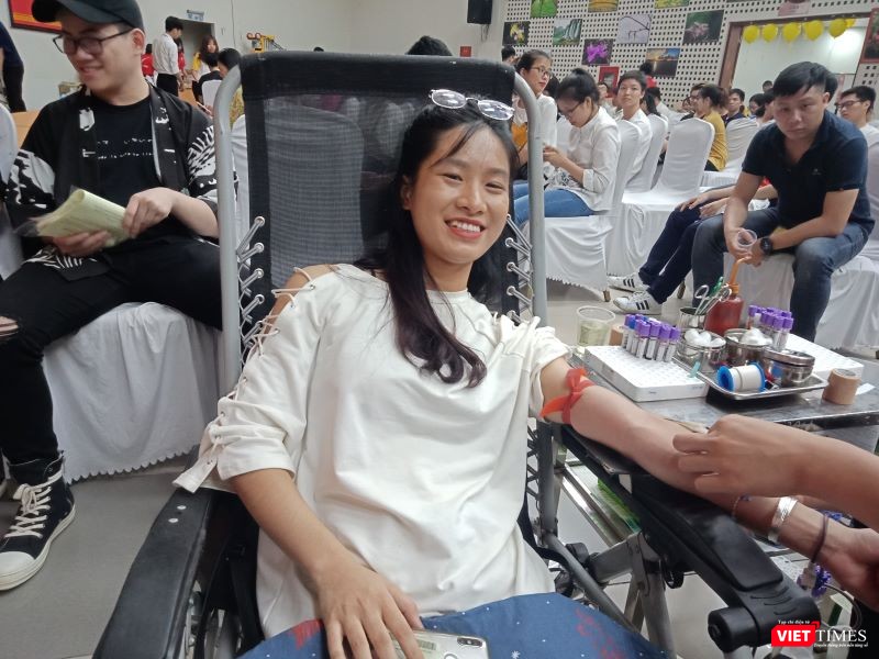 Mặc dù thời tiết nắng nóng nhưng nụ cười trên môi bạn sinh viên này vẫn luôn tươi tắn