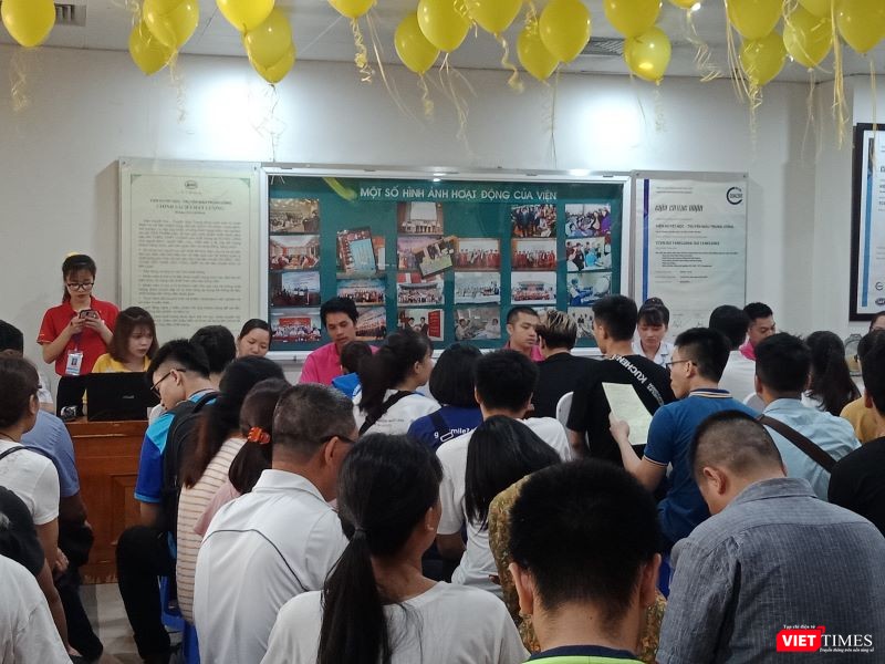 Hàng trăm bạn trẻ đã xếp hàng từ sớm để đăng ký hiến máu