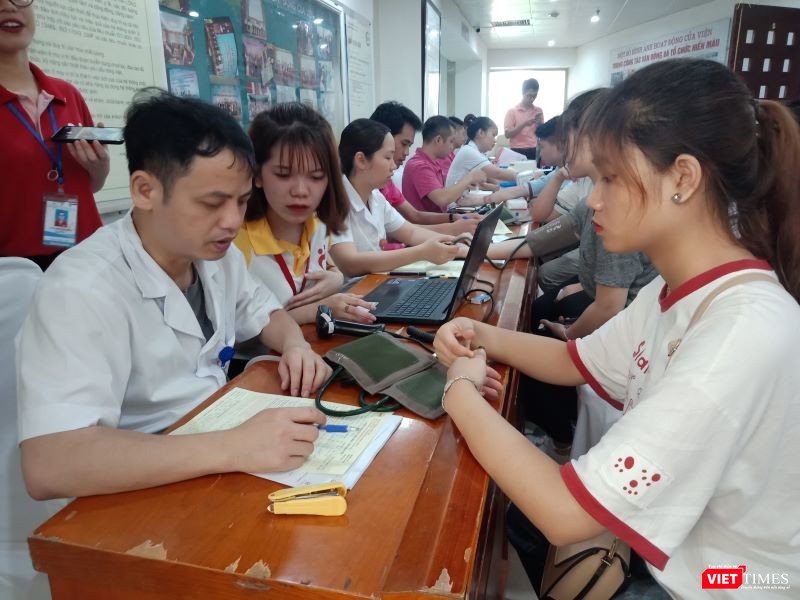 Bác sĩ của Bệnh viện khám sức khỏe cho người dân tham gia hiến máu