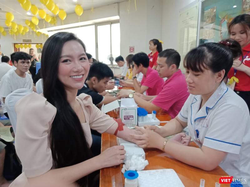 MC Minh Hà xuất hiện khiến cho không khí của ngày hội thêm"nóng".