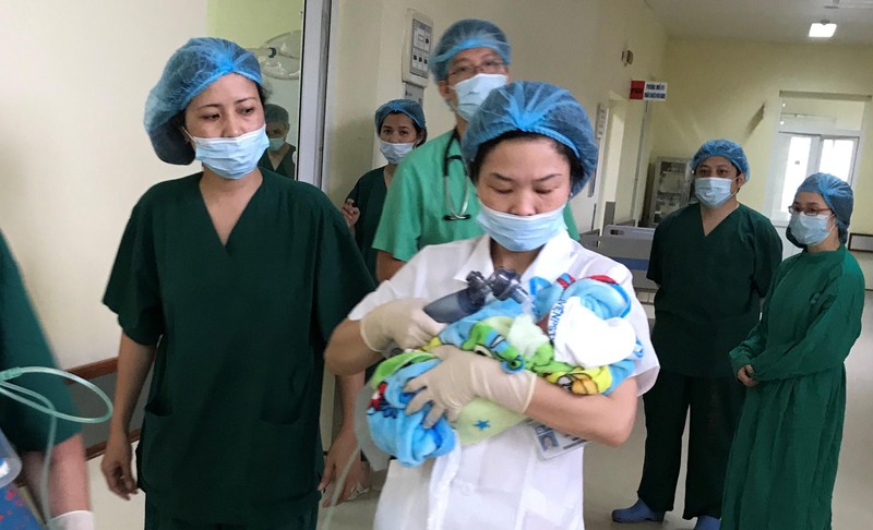 Bé gái chào đời với cân nặng khủng tại Bệnh viện Quận 11 ảnh 3 20 bác sĩ phối hợp giúp thai phụ ung thư vú đã di căn sinh con