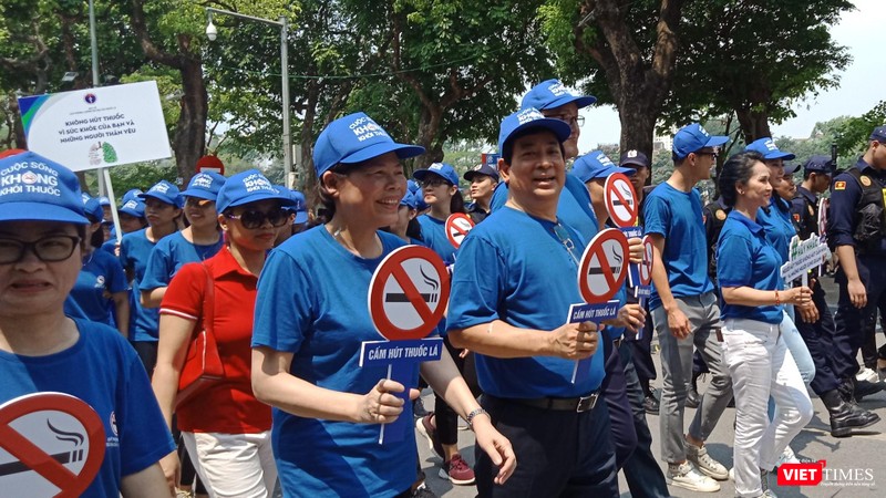 Hàng nghìn người đi bộ giữa trời nắng hưởng ứng Tuần lễ Quốc gia không thuốc lá