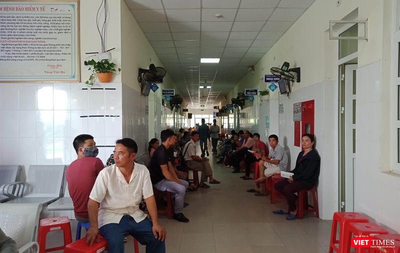 Người dân xếp hàng chờ được khám bệnh tại Bệnh viện đa khoa khu vực Tây Bắc.