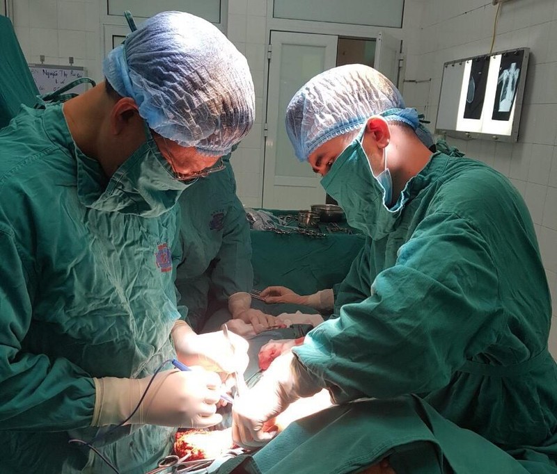 Bác sĩ Bệnh viện K phẫu thuật chữa ung thư cho bệnh nhân cao tuổi. Bác sĩ Bệnh viện K phẫu thuật chữa ung thư cho bệnh nhân cao tuổi.