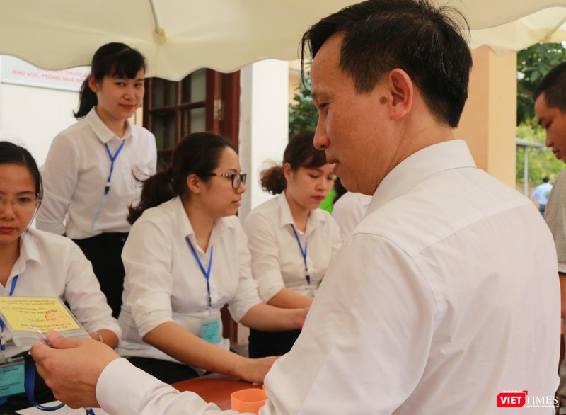 Luật sư Hoàng Văn Hướng làm thủ tục trả thẻ, ra về