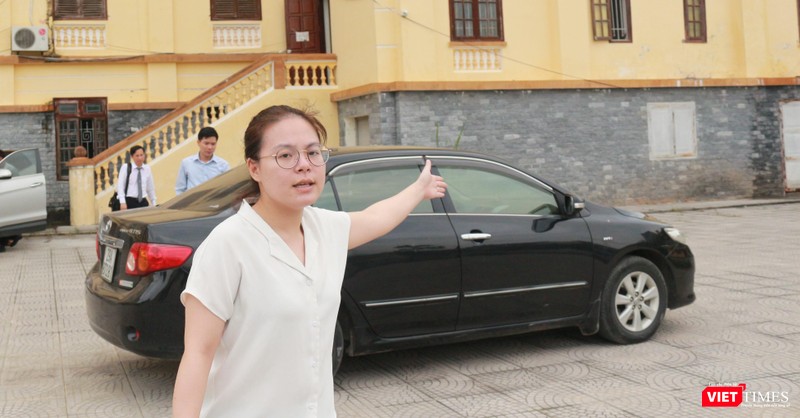 Một nhân viên của tòa án lên tiếng mời phóng viên ra khỏi khu vực sân sau, đồng thời yêu cầu không được chụp ảnh, tác nghiệp.