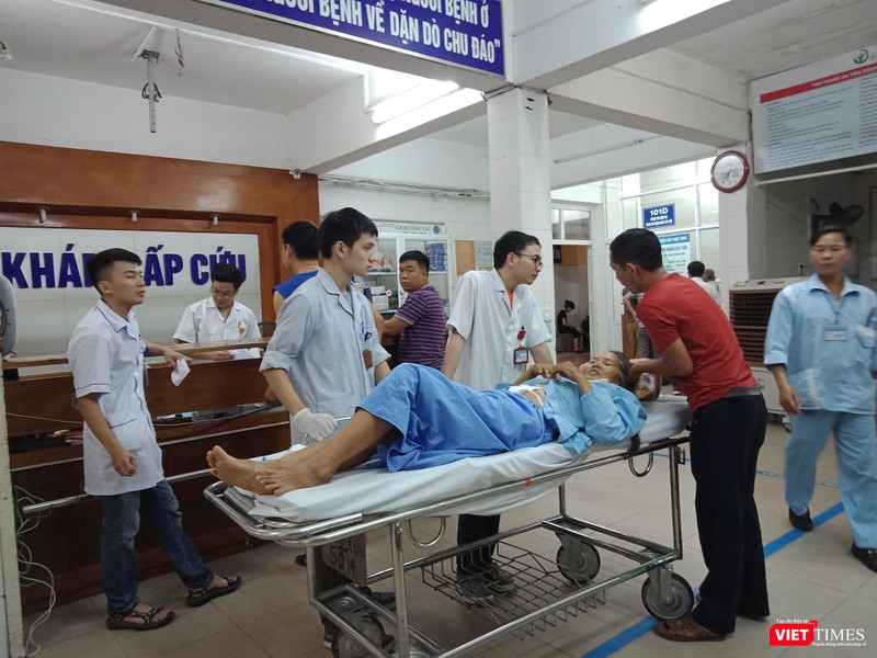 Một bệnh nhân cấp cứu tại Bệnh viện Hữu nghị Việt Đức chiều 17/6