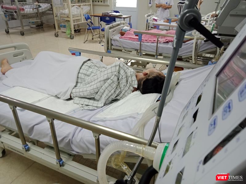 Di chứng của căn bệnh quái ác khiến các em phải sống nhờ máy thở.