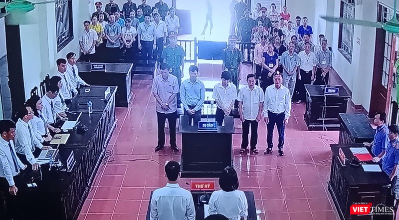 Các bị cáo và những người tham gia tố tụng lắng nghe chủ tọa đọc cáo trạng, tóm tắt vụ án.