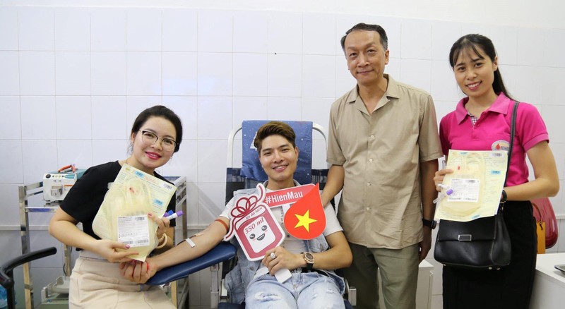 TS. Bạch Quốc Khánh chụp ảnh cùng người dân đến hiến máu TS. Bạch Quốc Khánh chụp ảnh cùng người dân đến hiến máu